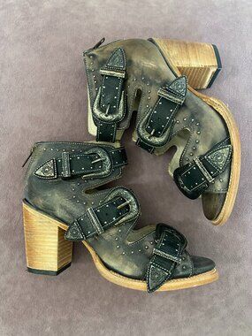Freebird Violet Distressed Black - Size 8